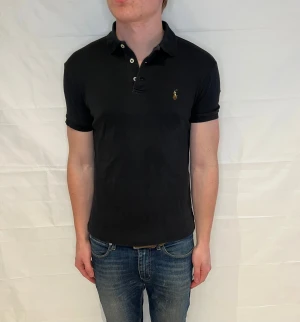 Polo Ralph Lauren Slim Fit Polo Black Men's - Svart slim fit-pikétröja i bomull, begagnad i mycket gott skick.