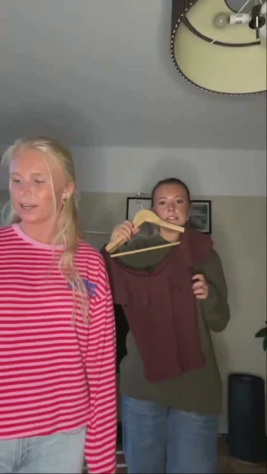 Vinröd topp från Lindex - Snygg vinröd topp med korta volangärmar och fina rynkdetaljer framtill. Enkel modell som passar till många färger och är perfekt till hösten. Storlek M.